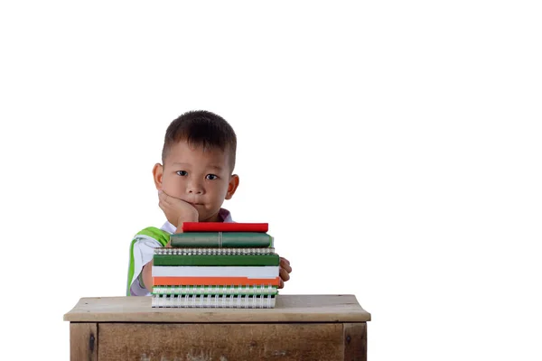 Retrato de sonriente poco estudiante asiático chico con muchos libros edu —  Fotos de Stock