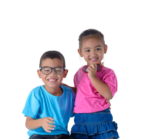 Küçük erkek ve kız portre renkli tişört ile gözlük olduğunu — Stok fotoğraf