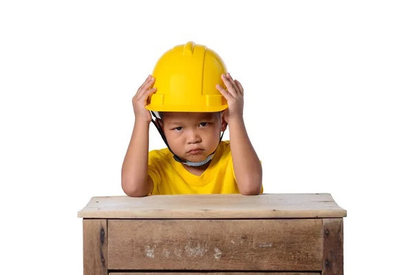 Asiatico bambini indossare sicurezza casco e grave faccia isolato o — Foto Stock