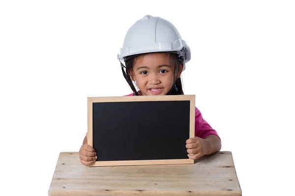 Enfants asiatiques portant un casque de sécurité et souriant avec tableau noir — Photo