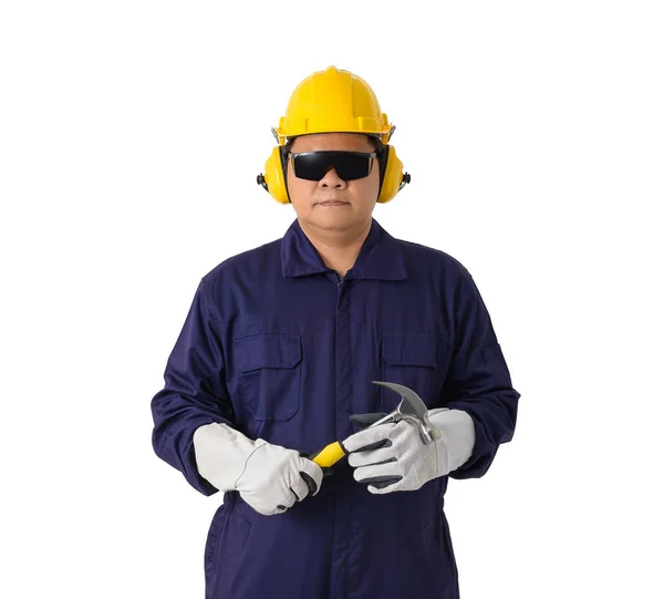 Portret van een werknemer in monteur jumpsuit houdt een hamer is — Stockfoto
