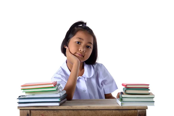 Portréja mosolygó kis tanuló ázsiai lány sok könyvet ED — Stock Fotó