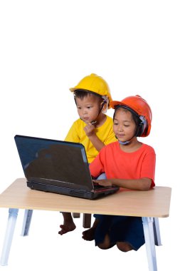 Asya çocuk kask ve düşünme planer izole