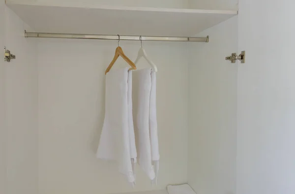 Witte garderobe kast — Stockfoto