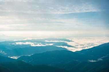 Dağ ve deniz sis sabah görünümü