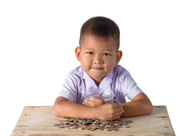 Aranyos ázsiai ország fiú az üveg tál izolátum szórakozni érmék — Stock Fotó