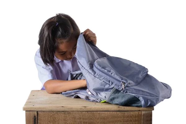 Ritratto di asiatico ragazza in scuola uniforme guardando in il zaino — Foto Stock