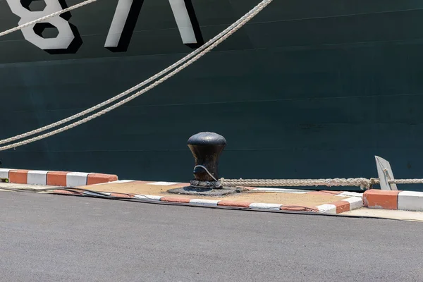 Веревка с якорем на портовой гавани — стоковое фото