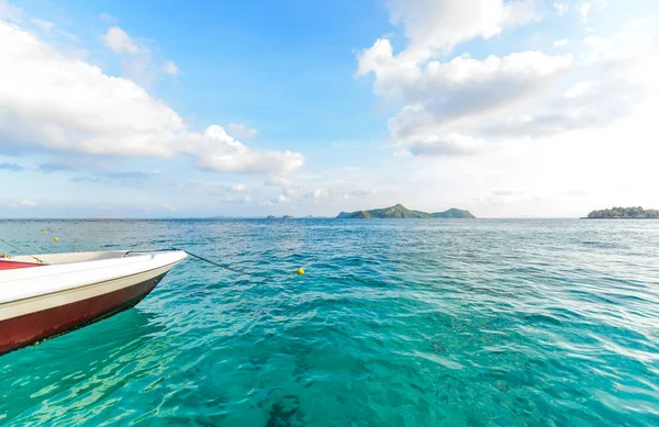 Les bateaux de tourisme flottent dans la mer — Photo