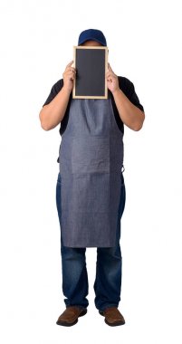 çalışan adam ya da asker siyah gömlek ve önlük cha tutuyor