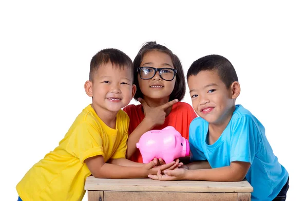 Grup Asyalı çocuk kumbara WHI üzerinde izole ile eğlenelim — Stok fotoğraf