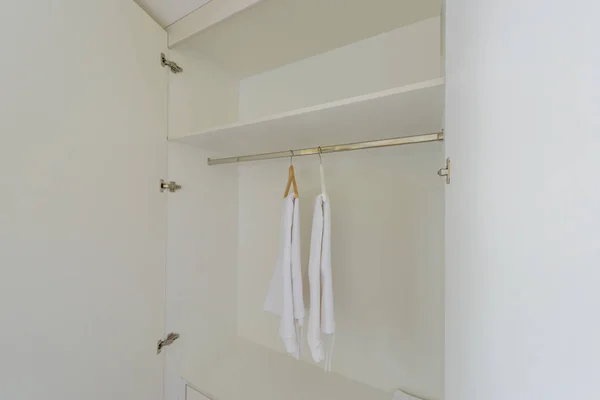 Witte garderobe kast — Stockfoto