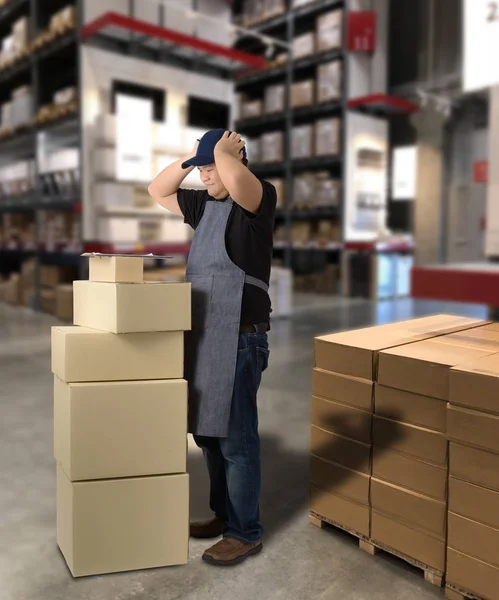 Worker holding notepad and Check list — Stock Photo, Image