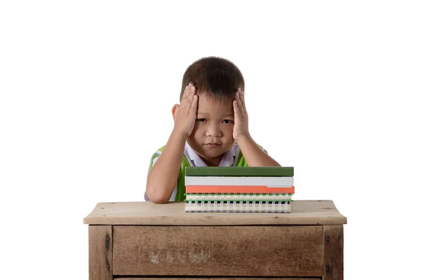 Portrait de maux de tête petit étudiant asiatique garçon avec beaucoup de livres ed — Photo