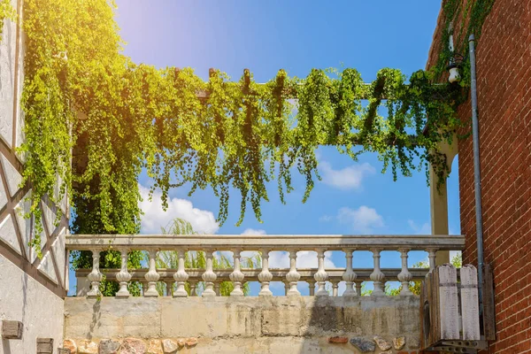 The bridge connecting the two retro-style buildings — Stock Photo, Image