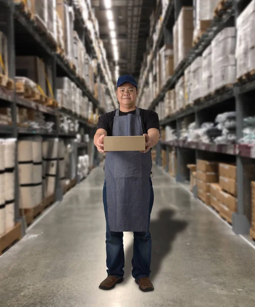 Trabajador sosteniendo cajas de paquetes — Foto de Stock