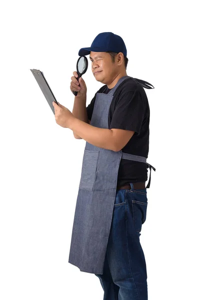 Trabalhador homem ou Serviceman em camisa preta e avental está segurando cli — Fotografia de Stock