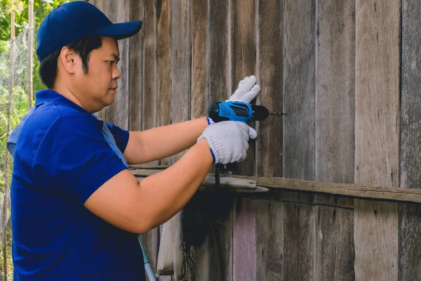 Koruyucu eldiven ile mavi gömlek inşaat adam işçiler bir — Stok fotoğraf