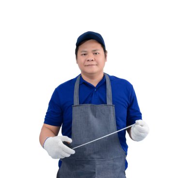 Apron ve koruyucu eldiven ile mavi gömlek Asyalı işçi adam 