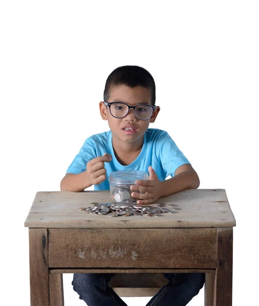 Aranyos ázsiai fiú hozatala érmék üvegtál fehér b elszigetelt — Stock Fotó
