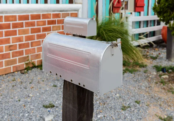 Boîte aux lettres sur poteaux en bois — Photo