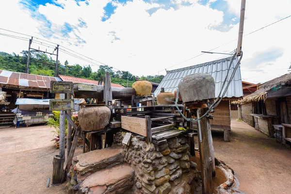 Ancient Pond av vatten salt, traditionell sten salt gör på Bokl — Stockfoto