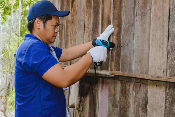 保護手袋を持つ青いシャツを着た建設男性労働者 — ストック写真