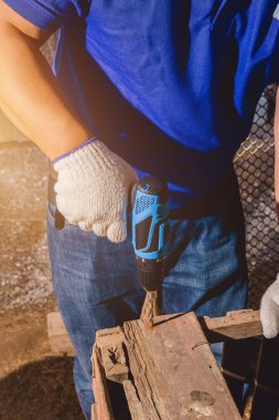 Koruyucu eldiven ile mavi gömlek inşaat adam işçiler bir