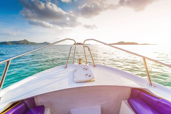 La tête des bateaux flotte dans la mer — Photo