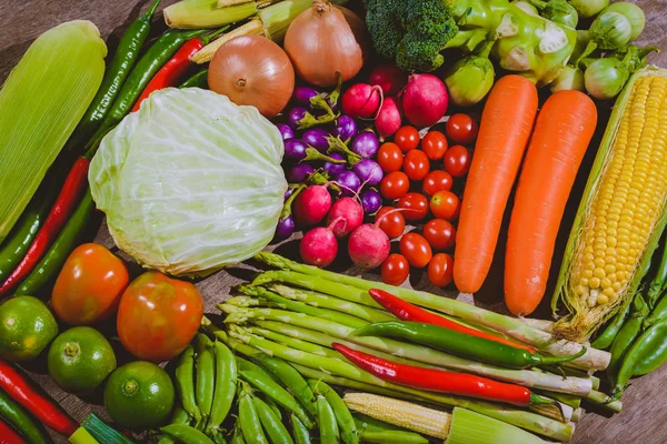 Fondo de alimentos frescos sabrosos y saludables verduras varis son o — Foto de Stock