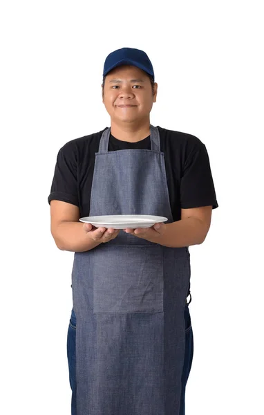 Официант держит пустую тарелку на белом фоне — стоковое фото