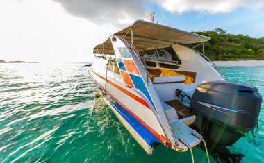 Turist tekneleri denizde yüzüyor