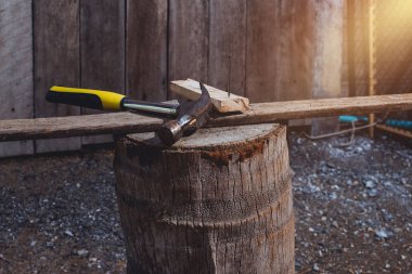 Ahşap tabaklarda çekiç ve çiviler