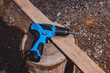 ahşap plakalar üzerinde elektrikli matkap