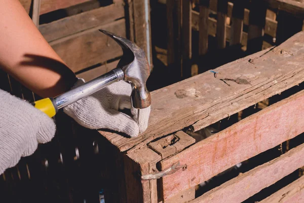 Koruyucu eldiven ile mavi gömlek inşaat adam işçiler Wo — Stok fotoğraf