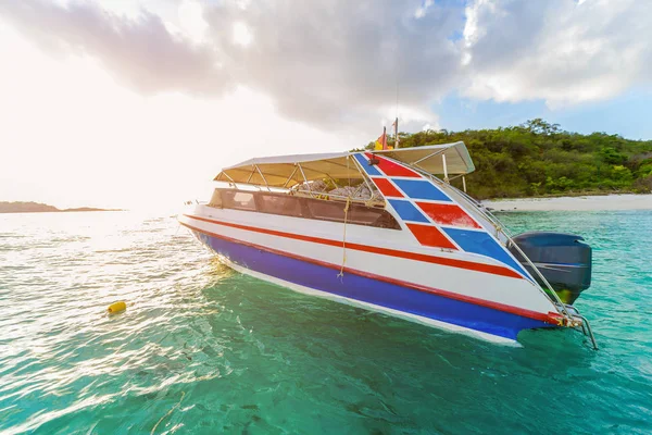 Les bateaux de tourisme flottent dans la mer — Photo