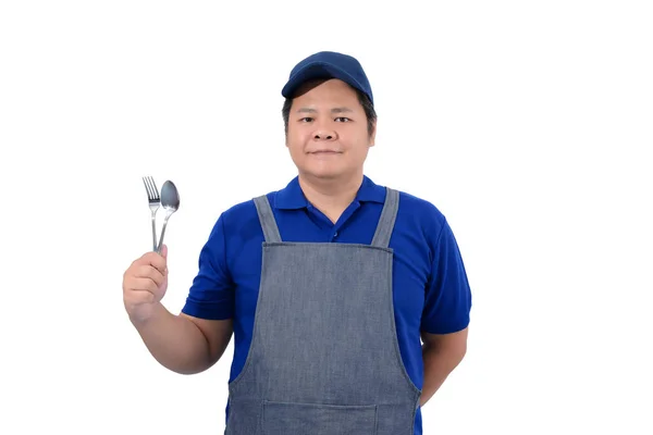 Азіатський офіціант у блакитній сорочці з фартухом рука тримає виделку і лопату — стокове фото