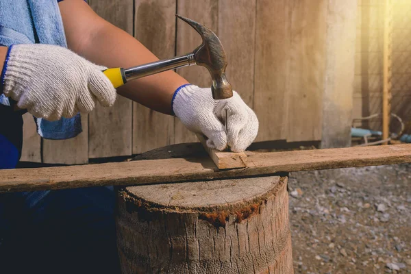 Construction man arbetare i blå skjorta med skyddshandskar wo — Stockfoto