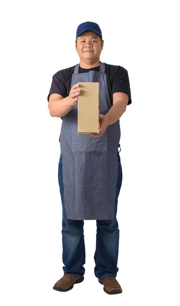 Delivery man in Black shirt en schort houdt vakken geïsoleerd — Stockfoto