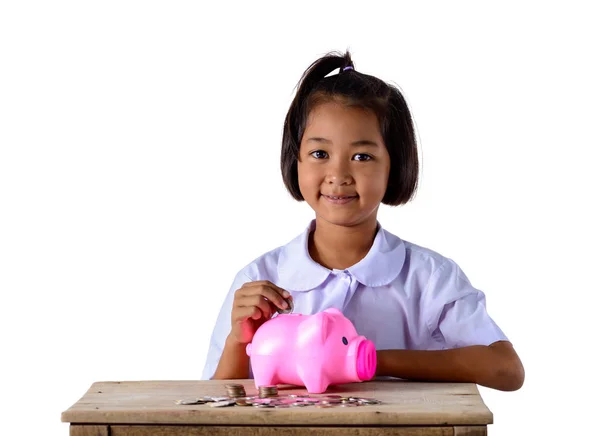 Sevimli Asya kız koyarak paralar içine Piggy banka izole üzerinde beyaz — Stok fotoğraf