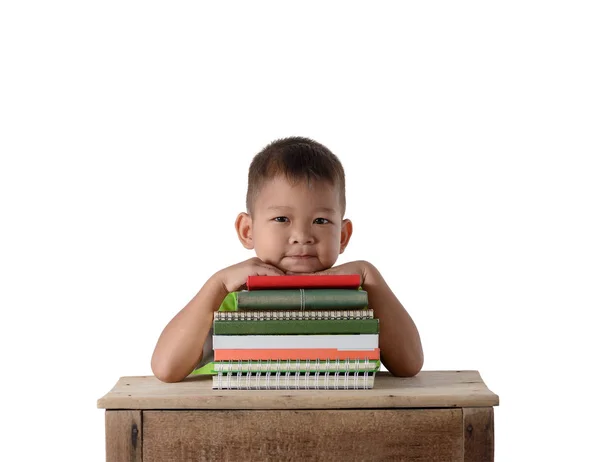Retrato de sonriente poco estudiante asiático chico con muchos libros edu —  Fotos de Stock