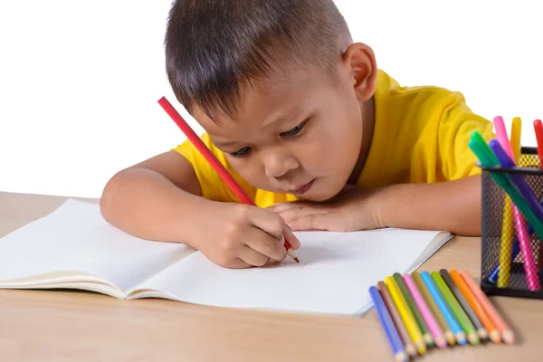 Lindo dibujo alegre niño usando lápiz de color mientras está sentado en —  Fotos de Stock