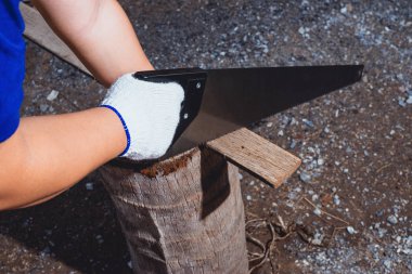 Koruyucu eldiven ile mavi gömlek inşaat adam işçiler Wo