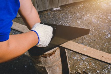 Koruyucu eldiven ile mavi gömlek inşaat adam işçiler Wo