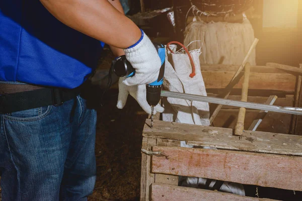 Obreros de la construcción en camisa azul con guantes protectores y —  Fotos de Stock