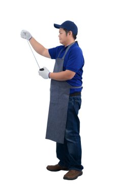 Apron ve koruyucu eldiven ile mavi gömlek Asyalı işçi adam 