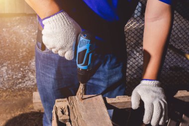 Koruyucu eldiven ile mavi gömlek inşaat adam işçiler bir