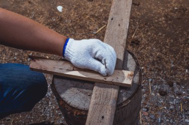 Koruyucu eldiven ile mavi gömlek inşaat adam işçiler Wo