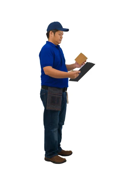 Aziatische delivery man werken in blauw shirt met taille tas voor equi — Stockfoto