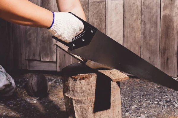 Bouw man werknemers in blauw overhemd met beschermende handschoenen — Stockfoto